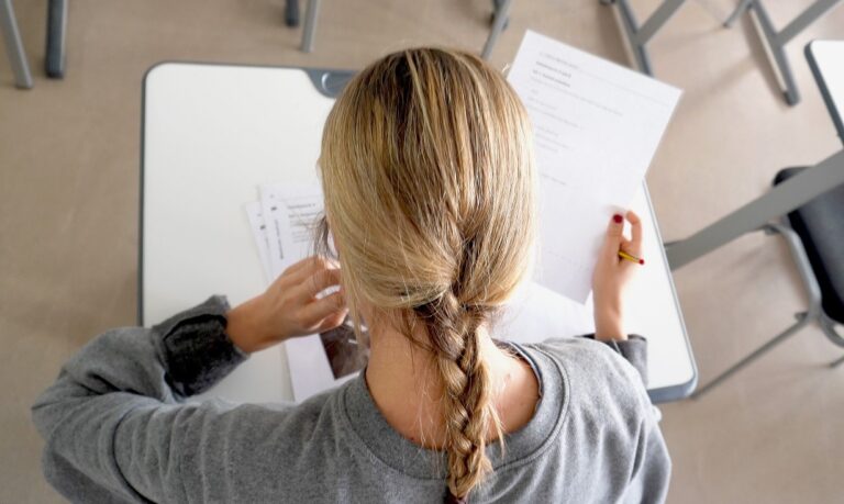 CCSE e DELE: entenda os exames exigidos para cidadania espanhola, como funcionam, quem precisa fazer e como se preparar