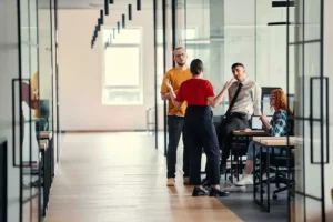 Descubra como empreender na Espanha, escolha o tipo de empresa ideal, conheça os trâmites burocráticos e tire seu visto de negócio hoje.