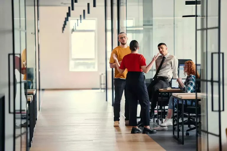 Descubra como empreender na Espanha, escolha o tipo de empresa ideal, conheça os trâmites burocráticos e tire seu visto de negócio hoje.