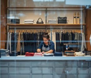 foto clara de persona atendente de tienda de ropa